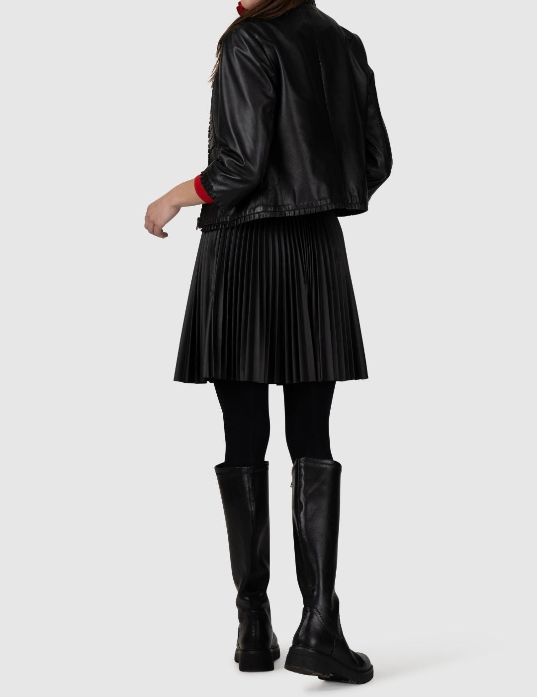 Къса черна плисирана пола от еко кожа