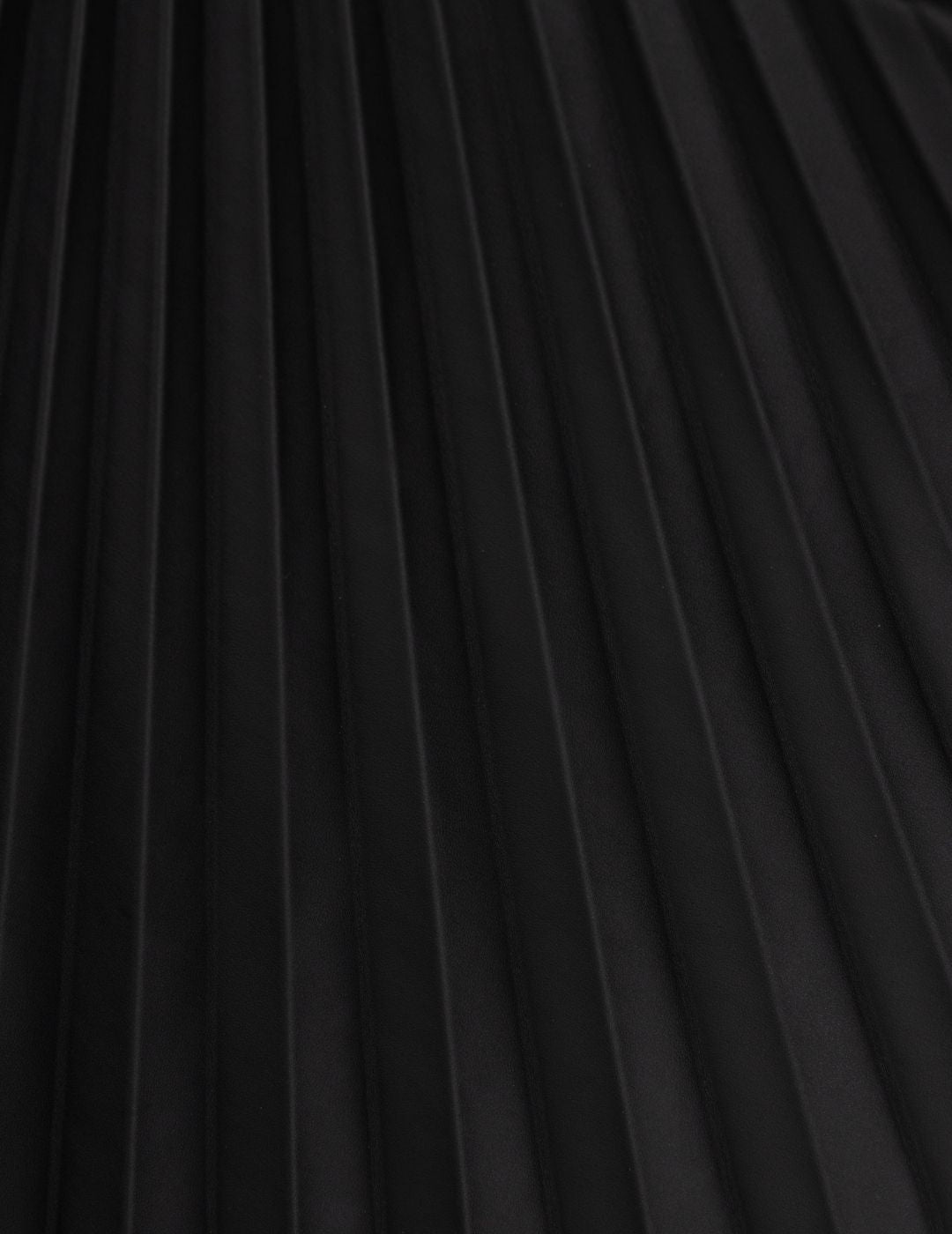 Къса черна плисирана пола от еко кожа