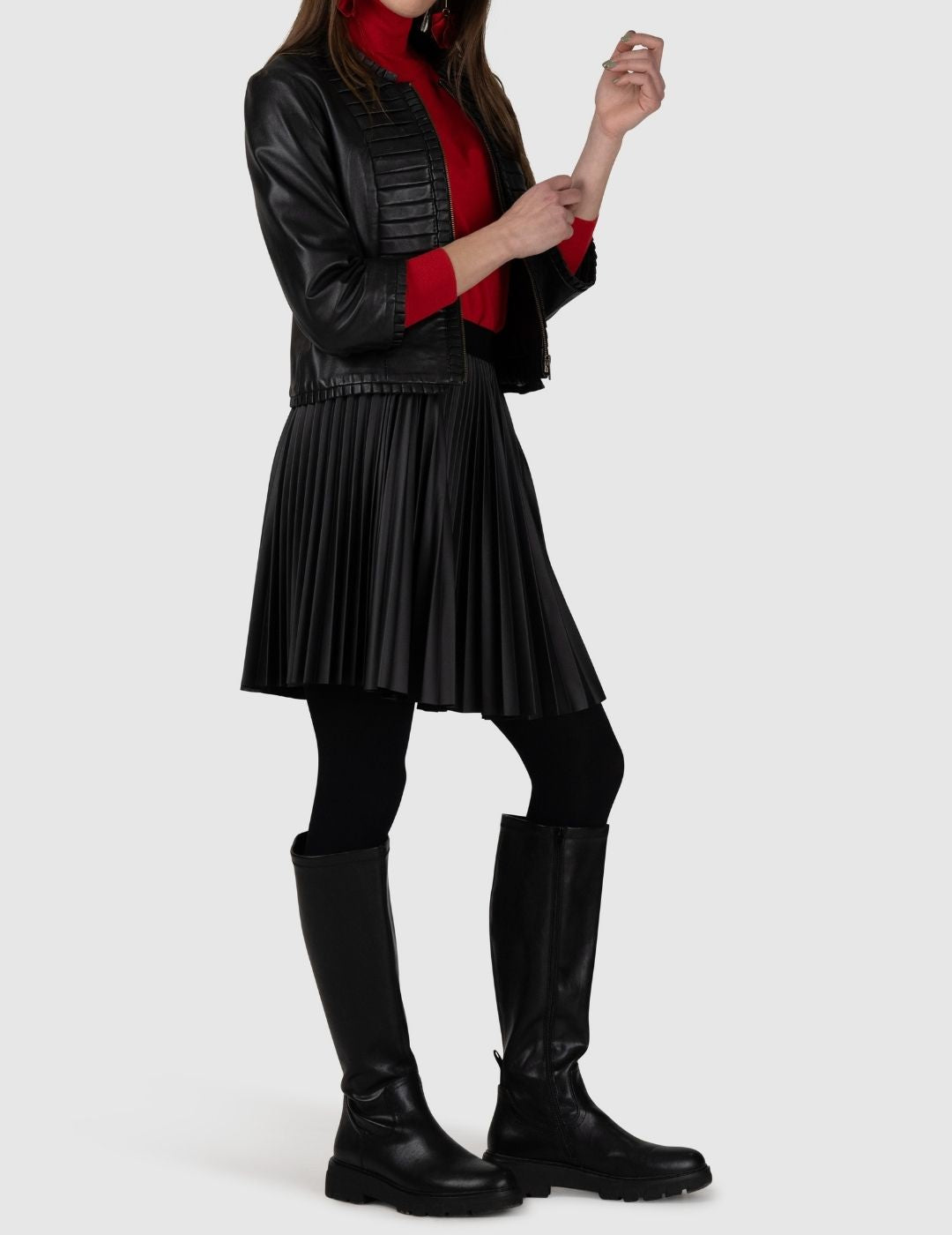 Къса черна плисирана пола от еко кожа