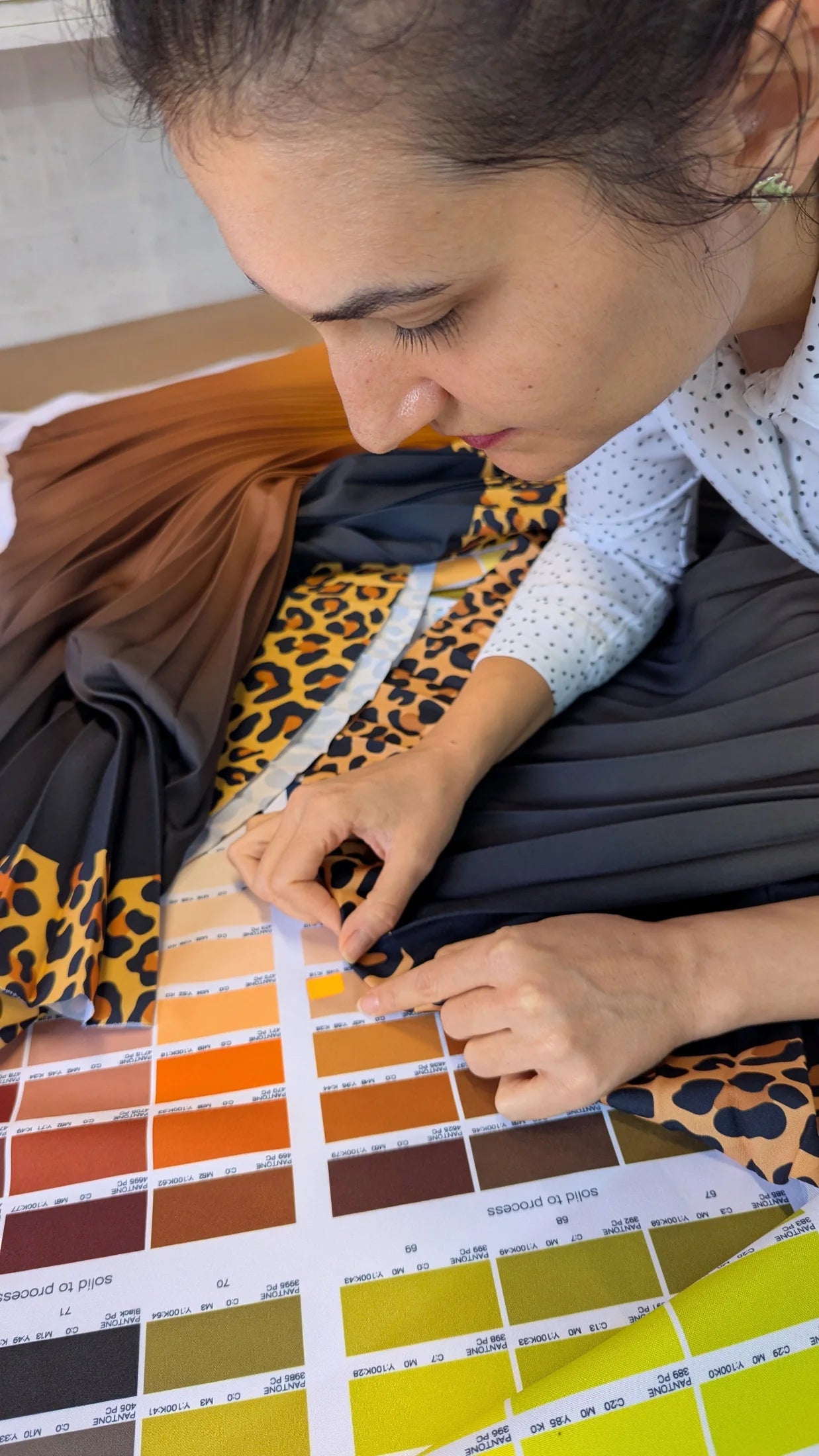 Nadya matching the colours of a Stylyne skirt in the Sofia atelier